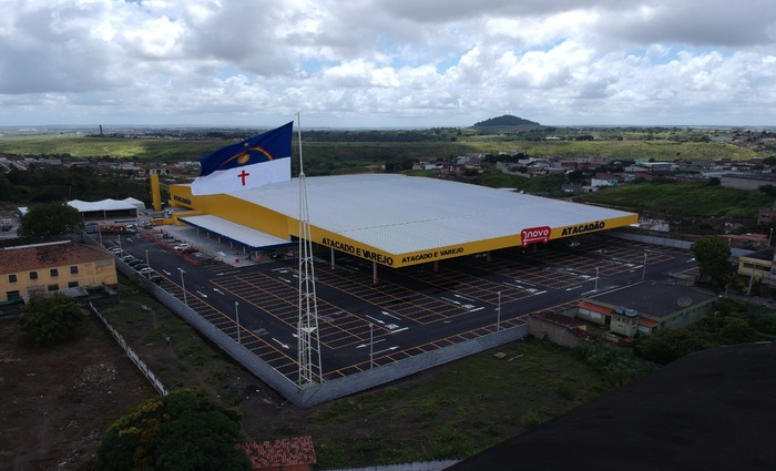 Loja conta com 12 mil metros quadrados de área construída, mix de oito mil produtos e 500 vagas de estacionamento. Foto: Novo Atacadão/Divulgação/