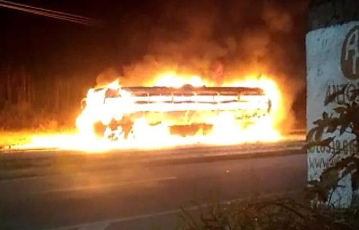 Ônibus incendiado na madrugada em Maranguape. Foto: reprodução/Foto: reprodução Ônibus incendiado na madrugada em Maranguape. Foto: reprodução/Foto: reprodução