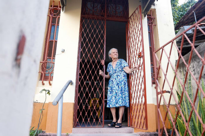 Dona Helena mora na Rua do Cupim há 30 anos e não se rendeu à verticalização. Foto: Leandro de Santana/Esp. DP.