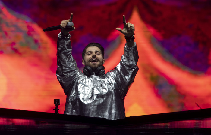 Alok tocou também outras músicas autorais como "Hear me Now", "Ocean", "Favela" e "Big Jet plane" - Foto: AFP./ Alok tocou também outras músicas autorais como "Hear me Now", "Ocean", "Favela" e "Big Jet plane" - Foto: AFP./