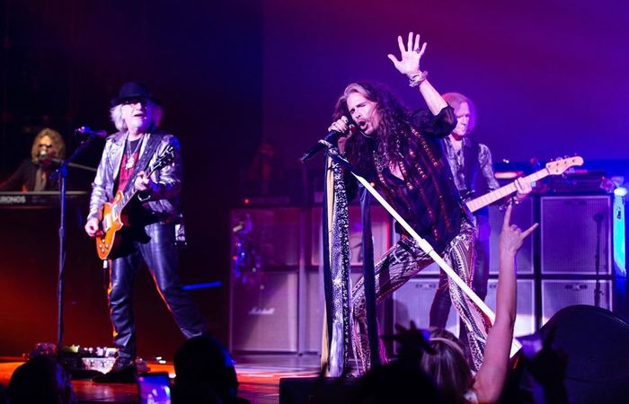 Em agosto, Steven Tyler se envolveu em uma polêmica, ao empurrar um fã que buscava tirar uma foto com o cantor - Foto: Instagram/Reprodução./ Em agosto, Steven Tyler se envolveu em uma polêmica, ao empurrar um fã que buscava tirar uma foto com o cantor - Foto: Instagram/Reprodução./