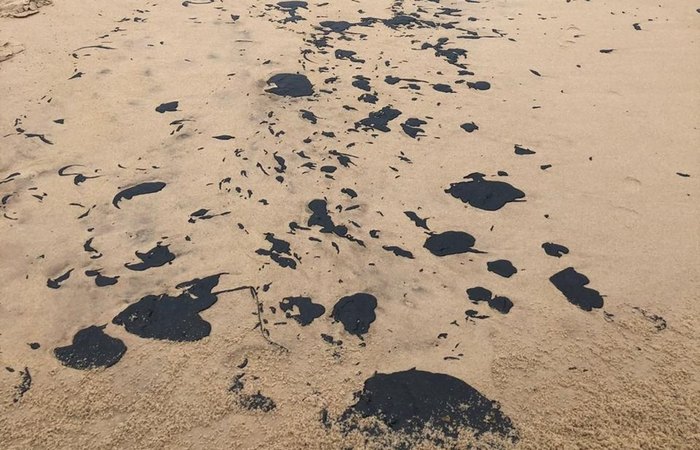 Desde 2 de setembro, registrou-se derramamento da substância em praias nordestinas - Foto: Reprodução/WhatsApp./ Desde 2 de setembro, registrou-se derramamento da substância em praias nordestinas - Foto: Reprodução/WhatsApp./
