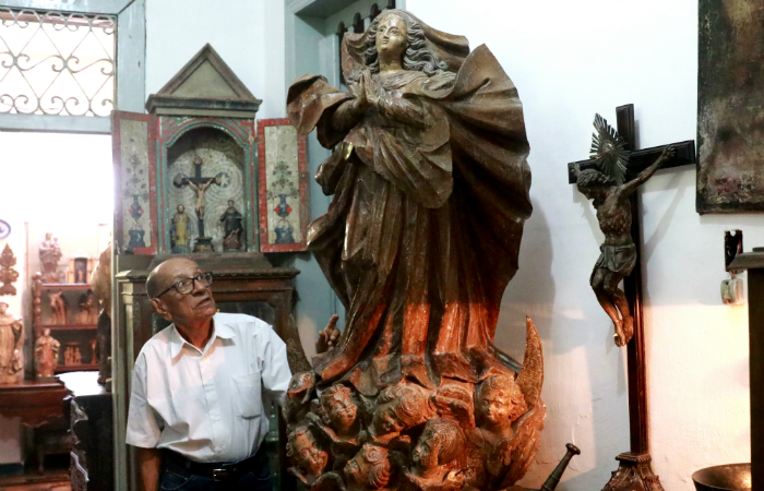 Zé Santeiro com escultura de Nossa Senhora da Conceição do século 18/Foto: Bruna Costa/DP Zé Santeiro com escultura de Nossa Senhora da Conceição do século 18/Foto: Bruna Costa/DP