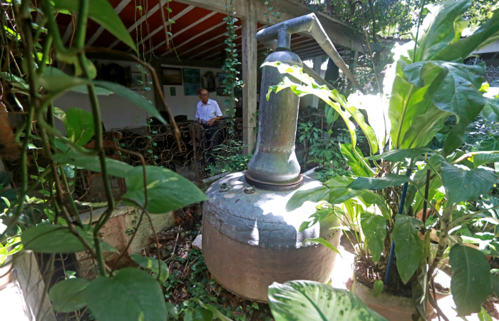 No jardim existe um grande alambique de cobre do século 18, com serpentina dupla