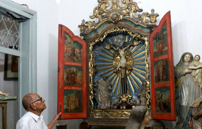 Raro oratório estilo D João V, com passagens da bíblia desenhadas nas portas