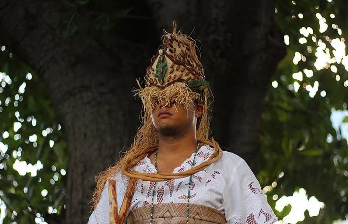 Bailarino interpretando o orixá Iroko, patrono do Afoxé. Foto: Samuel Calado/DP/