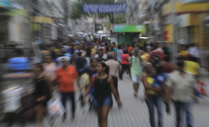Oportunidades estão nas lojas do Centro do Recife e também nos shoppings, bares e restaurantes. Foto: Rafael Martins/Arquivo DP/