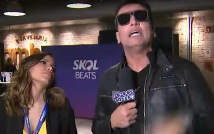 No princípio, Anitta estava aparentemente calma, mas foi ficando irritada com a insistência de Dias em perguntar sobre a vida pessoal da carioca. Foto: Reprodução/Youtube/ No princípio, Anitta estava aparentemente calma, mas foi ficando irritada com a insistência de Dias em perguntar sobre a vida pessoal da carioca. Foto: Reprodução/Youtube/
