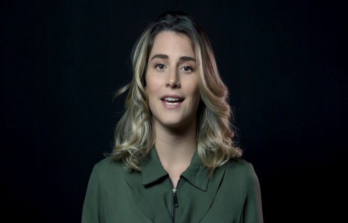A jovem apareceu nesta semana pedindo desculpas e diz ter insistido para incluir dois trechos no novo vídeo da empresa - Foto: Reprodução/Youtube./