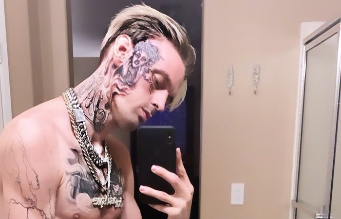 Depois que o cantor contou sobre a homenagem, o tatuador disse que tentou convencer Aaron a desistir da ideia - Foto: Instagram/Reprodução./