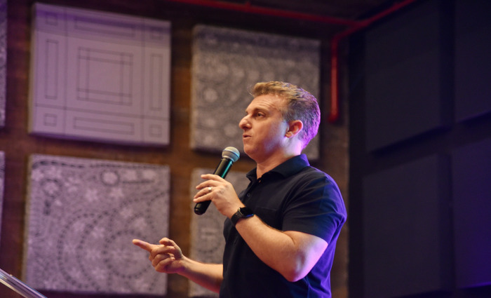 Luciano Huck disse que ia passar o telefone de Angélica para uma senhora que perguntou se ele seria candidato à Presidência. Foto: Beto Oliveira/Divulgação/