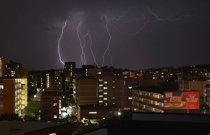 Para a observação desses raios %u201Cinvertidos%u201D, os pesquisadores utilizaram câmeras fotográficas digitais e de vídeo de alta velocidade - Foto: Marcello Casal jr/Agência Brasil./