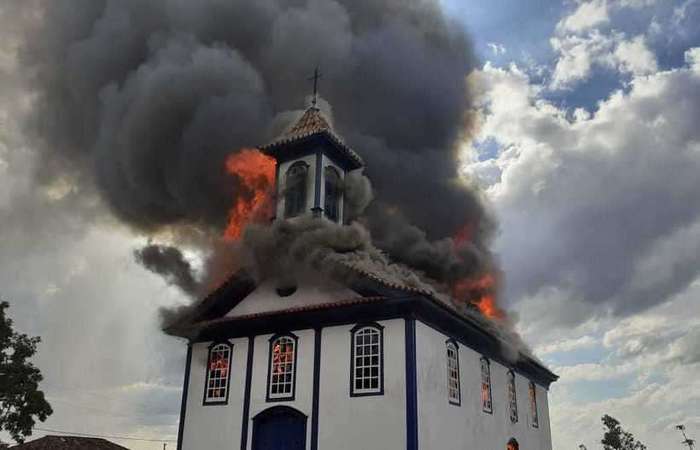 Fogo consumiu o telhado e as torres, restando apenas as paredes. Corpo de Bombeiros combate as chamas no local - Foto: Redes Sociais/Reprodução./ Fogo consumiu o telhado e as torres, restando apenas as paredes. Corpo de Bombeiros combate as chamas no local - Foto: Redes Sociais/Reprodução./