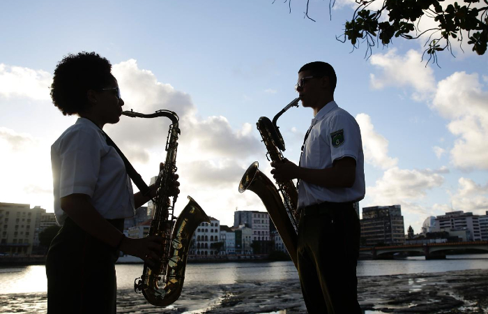 Saianny e Gabryel, irmãos saxofonistas da banda Curica, de Goiana. Foto: Paulo Paiva/DP.