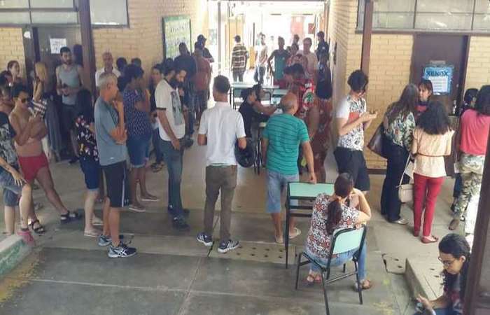 Fila de votação para a escolha de conselheiros tutelares na Escola Municipal Santos Dumont, no Santa Efigênia, em Belo Horizonte. Foto: Edésio Ferreira/EM/ Fila de votação para a escolha de conselheiros tutelares na Escola Municipal Santos Dumont, no Santa Efigênia, em Belo Horizonte. Foto: Edésio Ferreira/EM/