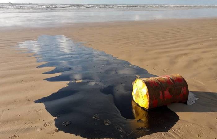 Segundo a Marinha, entre as hipóteses investigadas estão naufrágio ou derramamento acidental do petróleo - Foto: AFP./