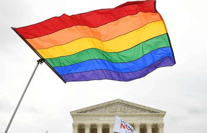 Nesta terça pela manhã, cerca de 100 pessoas se reuniram na frente da Suprema Corte, em Washington, em apoio aos direitos das minorias, que contou com a participação da atriz trans Laverne Cox - Foto: AFP./ Nesta terça pela manhã, cerca de 100 pessoas se reuniram na frente da Suprema Corte, em Washington, em apoio aos direitos das minorias, que contou com a participação da atriz trans Laverne Cox - Foto: AFP./