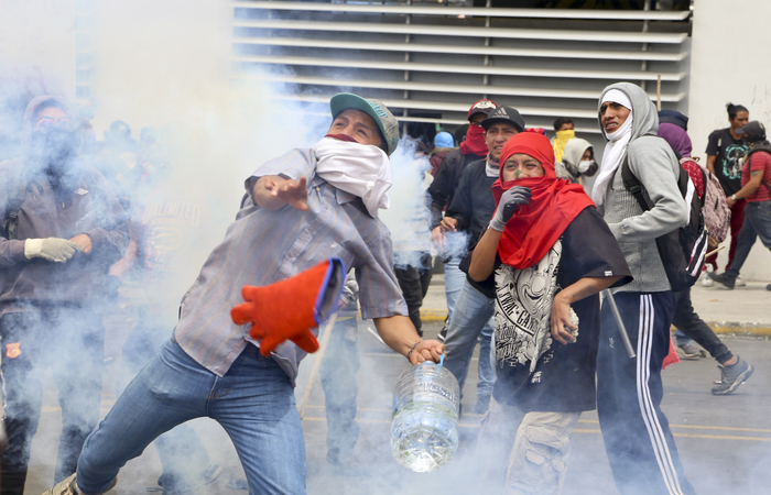 O presidente Lenín Moreno decretou nesta terça-feira o toque de recolher para proteger os prédios públicos dos protestos deflagrados com a alta nos preços dos combustíveis - Foto: AFP./
