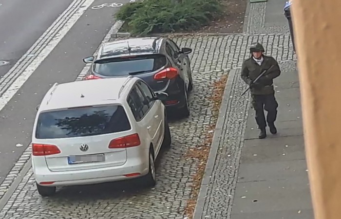 Nesta captura de tela, tirada de um vídeo do ATV-Studio Halle, um homem anda com uma arma nas ruas de Halle an der Saale, leste da Alemanha, nesta . Pelo menos duas pessoas foram mortas a tiros nesta quarta-feira (9) - Foto: Andreas Splett / ATV-Studio Halle / AFP./ Nesta captura de tela, tirada de um vídeo do ATV-Studio Halle, um homem anda com uma arma nas ruas de Halle an der Saale, leste da Alemanha, nesta . Pelo menos duas pessoas foram mortas a tiros nesta quarta-feira (9) - Foto: Andreas Splett / ATV-Studio Halle / AFP./