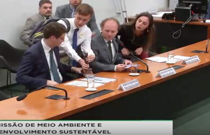 Estudante entregou a estatueta para o ministro do Meio Ambiente durante sessão na Câmara - Foto: Reprodução./
