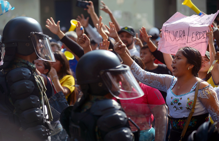 Durante a tarde os atos foram pacíficos, mas houve violência pela manhã, quando grupos indígenas tentaram se aproximar do palácio de Carondelet, sede do governo nacional - foto: Marcos PIN / AFP./