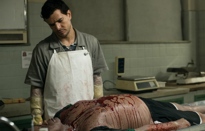 A trama é protagonizada por Stênio (Daniel de Oliveira), um funcionário noturno do IML tem o dom de conversar com os cadáveres. Foto: Pagu Filmes/Divulgação/ A trama é protagonizada por Stênio (Daniel de Oliveira), um funcionário noturno do IML tem o dom de conversar com os cadáveres. Foto: Pagu Filmes/Divulgação/