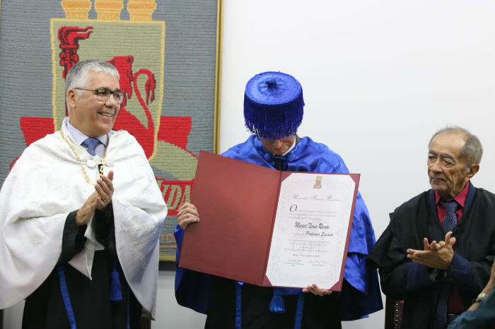 O reitor da UFPE, Anísio Brasileiro, entregou diploma de professor emérito a Mozart. Foto: Tarciso Augusto/Esp.DP.