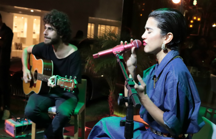 Manu Gavassi acompanhada por violão em pocket show. Foto: Gleyson Ramos/Divulgação/