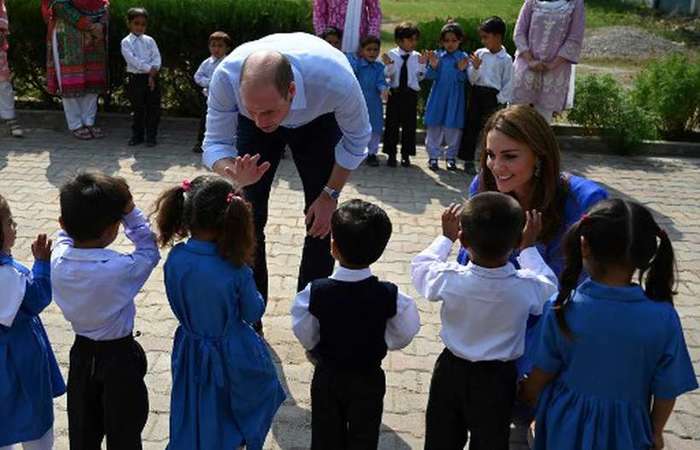 William e Kate passaram aproximadamente meia hora na instituição, que tem cerca de mil alunas, entre o ensino fundamental e médio - foto: Aamir Qureshi/AFP./