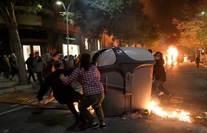 Português
Protesters burn garbage containers during protests in Barcelona on October 15, 2019,
Aprenda a pronunciar
Manifestantes queimam contêineres de lixo durante protestos em Barcelona - Foto: LLUIS GENE / AFP./ Português
Protesters burn garbage containers during protests in Barcelona on October 15, 2019,
Aprenda a pronunciar
Manifestantes queimam contêineres de lixo durante protestos em Barcelona - Foto: LLUIS GENE / AFP./