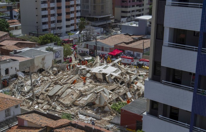 Segundo o comandante do Corpo de Bombeiros, Eduardo Holanda, após checagem de duplicidade em nome das vítimas, são até o momento três mortos - Foto: Rodrigo Patrocinio/AFP./ Segundo o comandante do Corpo de Bombeiros, Eduardo Holanda, após checagem de duplicidade em nome das vítimas, são até o momento três mortos - Foto: Rodrigo Patrocinio/AFP./