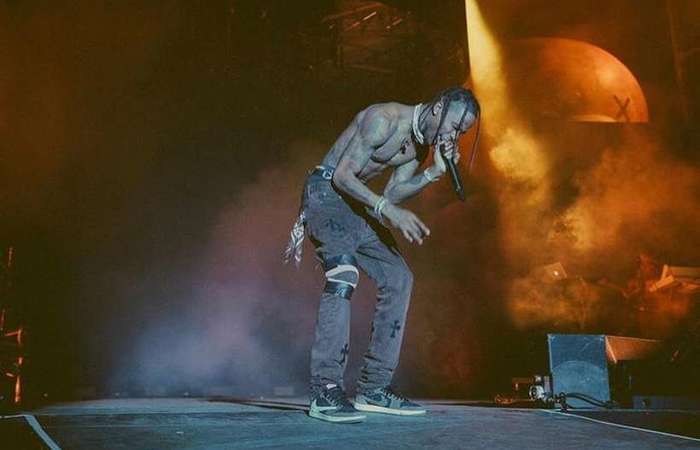 O acidente aconteceu durante um show, em uma de suas últimas músicas. Mesmo assim, o cantor terminou a apresentação cantando mais duas canções - Foto: Instagram/Travis Scott./ O acidente aconteceu durante um show, em uma de suas últimas músicas. Mesmo assim, o cantor terminou a apresentação cantando mais duas canções - Foto: Instagram/Travis Scott./
