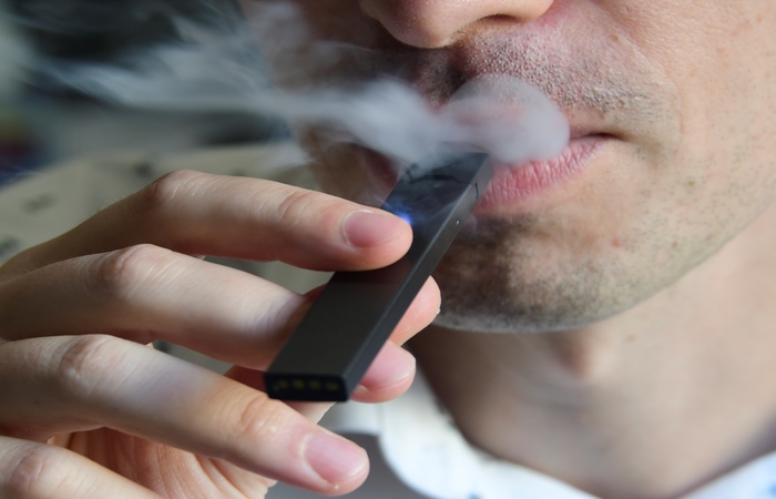 Os Estados Unidos estão combatendo os cigarros eletrônicos, que foram lançados há uma década e nos últimos anos se tornaram muito populares entre os jovens - Foto: Eva Hambach/AFP./ Os Estados Unidos estão combatendo os cigarros eletrônicos, que foram lançados há uma década e nos últimos anos se tornaram muito populares entre os jovens - Foto: Eva Hambach/AFP./