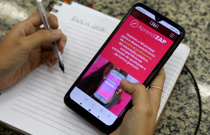 Com a ferramenta, o estudante interage pelo WhatsApp com um bot %u2013espécie de robô%u2013 que envia conteúdos de acordo com as mensagens do usuário - Foto: Foto: Bruna Costa / Esp. DP FOTO./ Com a ferramenta, o estudante interage pelo WhatsApp com um bot %u2013espécie de robô%u2013 que envia conteúdos de acordo com as mensagens do usuário - Foto: Foto: Bruna Costa / Esp. DP FOTO./