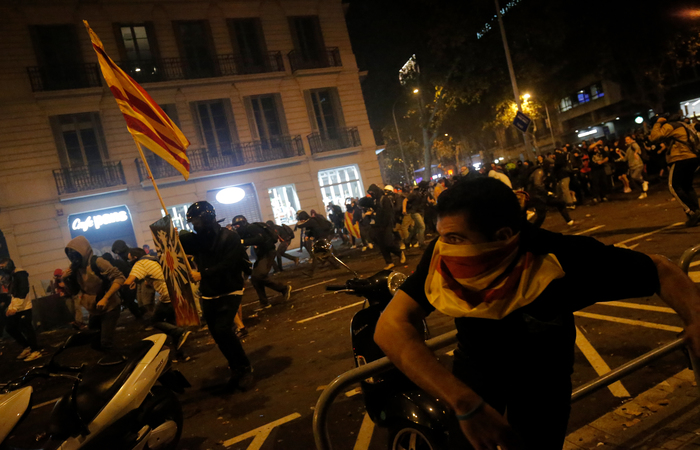 Os sinais da violência podiam ser vistos no asfalto queimado e janelas quebradas na elegante avenida do Paseo de Gracia - Foto: Pau Barrena / AFP./ Os sinais da violência podiam ser vistos no asfalto queimado e janelas quebradas na elegante avenida do Paseo de Gracia - Foto: Pau Barrena / AFP./