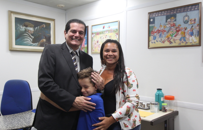 A emoção de Thallyson ao lado do juiz Clicério Bezerra e da mãe - Foto: Tarciso Augusto/Esp.DP/