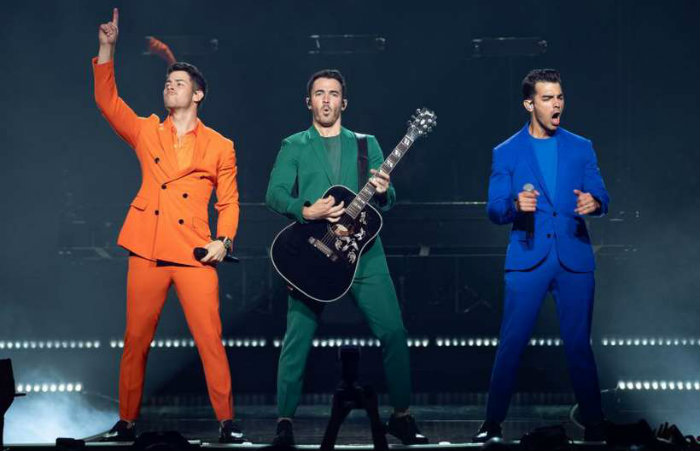 Turnê e disco novos marcam o retorno do trio Jonas Brothers aos palcos. Foto: SUZANNE CORDEIRO/AFP/ Turnê e disco novos marcam o retorno do trio Jonas Brothers aos palcos. Foto: SUZANNE CORDEIRO/AFP/