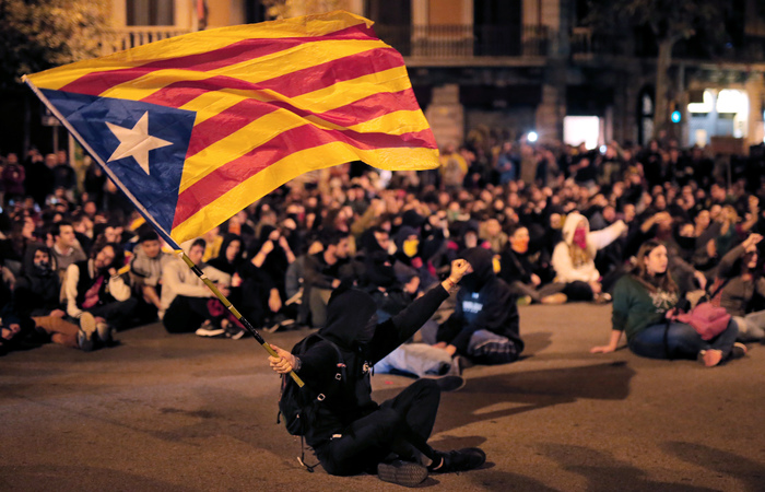 Na capital da região, ativistas separatistas realizaram novo protesto/Foto: Pau Barrena / AFP.