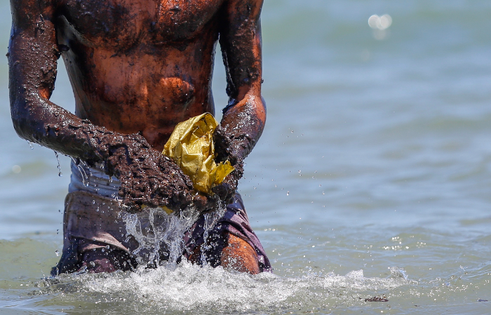 Em cinco dias, foram retiradas 257 toneladas de petróleo cru nas praias pernambucanas/Foto: Leandro de Santana/Esp. DP. Em cinco dias, foram retiradas 257 toneladas de petróleo cru nas praias pernambucanas/Foto: Leandro de Santana/Esp. DP.