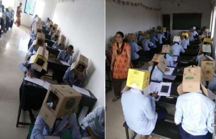 Alunos usam caixas de papelão na cabeça durante prova na Índia. Foto: Reprodução/Twitter/