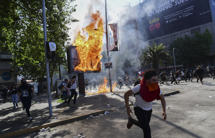 Manifestantes em clima de confronto. Foto: Martin Bernetti/AFP/