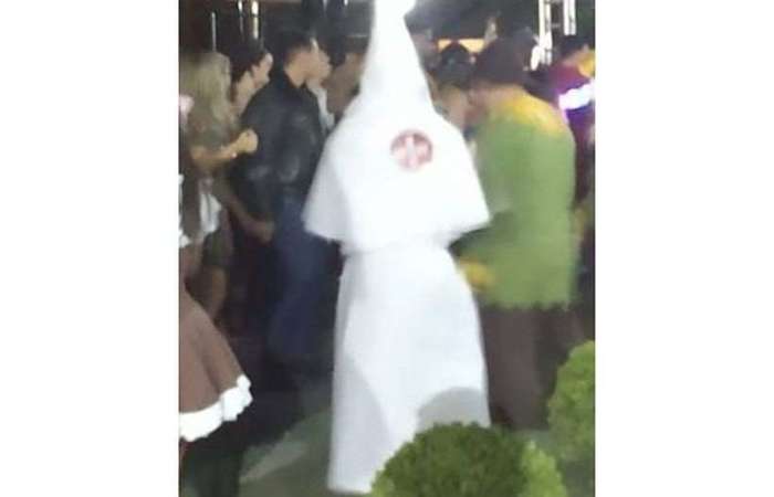 Além da roupa característica, a fantasia incluía o brasão do grupo racista norte-americano./Foto:Reprodução/Twitter Além da roupa característica, a fantasia incluía o brasão do grupo racista norte-americano./Foto:Reprodução/Twitter