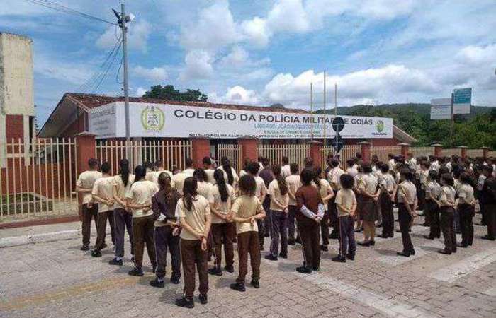 Meninos e meninas teriam sido revistados. Diretor e dois policiais militares foram afastados./Foto: CEPMG Perillo/Facebook Meninos e meninas teriam sido revistados. Diretor e dois policiais militares foram afastados./Foto: CEPMG Perillo/Facebook