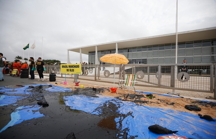 Ambientalistas reclamam de demora em ações para limpar óleo nas praias do Nordeste./Foto: Adriano Machado/Greenpeace Ambientalistas reclamam de demora em ações para limpar óleo nas praias do Nordeste./Foto: Adriano Machado/Greenpeace