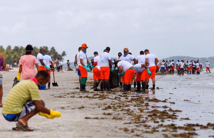 /Em Itamaracá, a limpeza das praias começou nas primeiras horas da manhã. Foto: Leandro de Santana/esp.DP