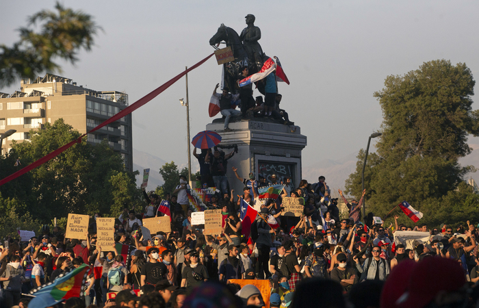 Protesto no Chile/CLAUDIO REYES/AFP Protesto no Chile/CLAUDIO REYES/AFP