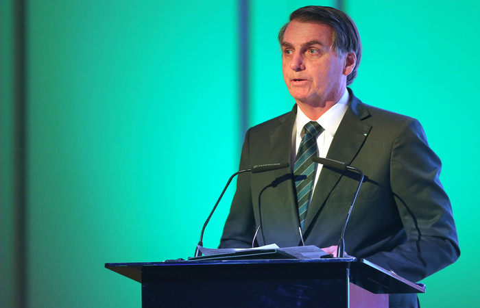 Neste sábado, em Abu Dhabi, o presidente Jair Bolsonaro disse que o governo pretende ainda facilitar a dispensa de servidores públicos. Entretanto, a medida seria adotada apenas para futuros servidores./Foto: AFP