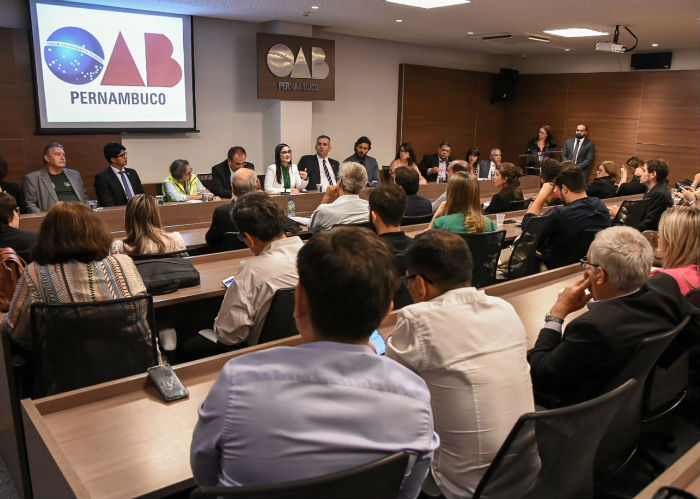 Participaram da audiência advogados e representantes do governo./Foto: Alysson Maria/OAB-PE/Divulgação.
