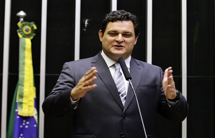 O deputado mantém a previsão de que os contratos precisarão ser ajustados no prazo de um ano caso não prevejam metas para atender 99% da população com água potável e de 90% com coleta e tratamento de esgotos até o fim de 2033/Câmara dos Deputados/Divulgação O deputado mantém a previsão de que os contratos precisarão ser ajustados no prazo de um ano caso não prevejam metas para atender 99% da população com água potável e de 90% com coleta e tratamento de esgotos até o fim de 2033/Câmara dos Deputados/Divulgação