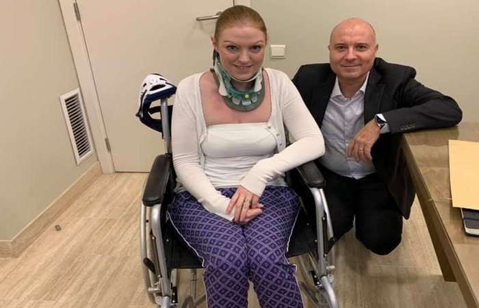 Rachel Pighills é diagnosticada com uma série de doenças. Se virar o pescoço para o lado errado, pode acabar morrendo/Foto: Reprodução/Facebook Rachel Pighills é diagnosticada com uma série de doenças. Se virar o pescoço para o lado errado, pode acabar morrendo/Foto: Reprodução/Facebook